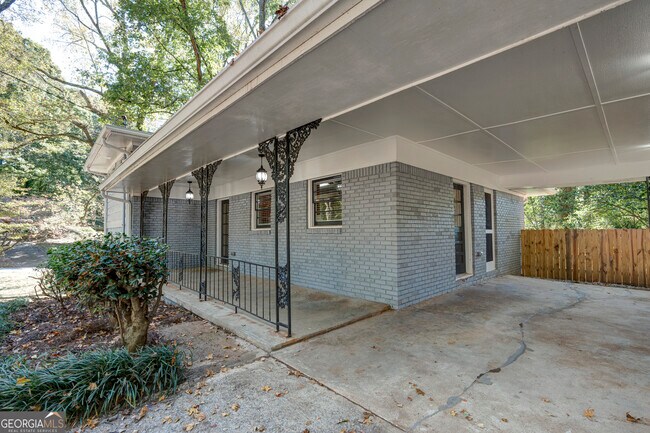 Foto del edificio - 3823 Kingswood Dr