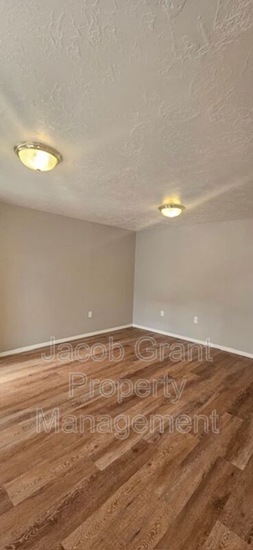 Building Photo - 520 W 7th S