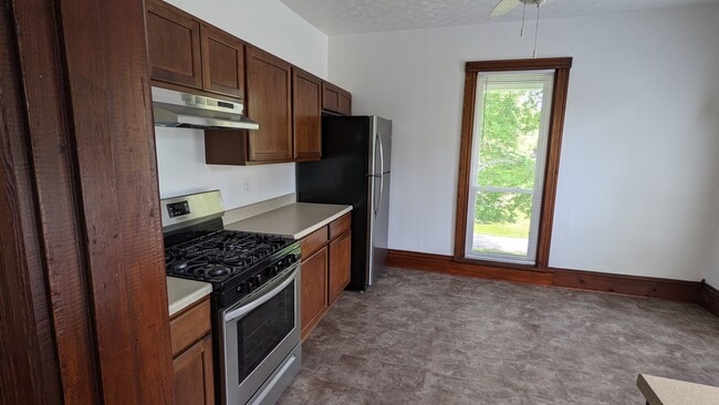 Eat-in Kitchen - 356 W Lorain St
