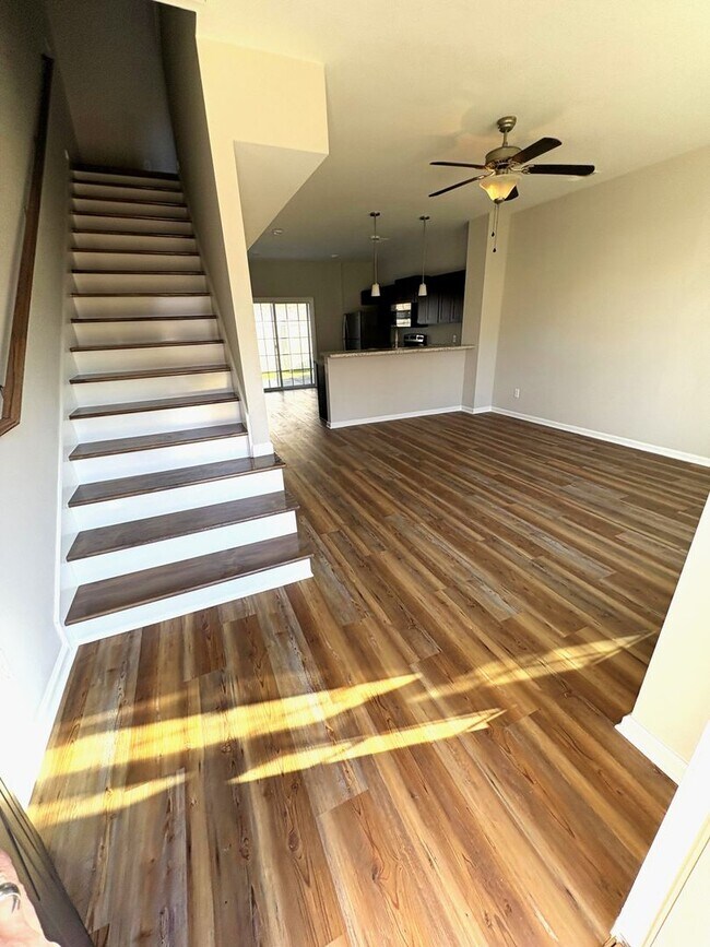 Foto del edificio - Beautifully Remodeled Two-Story Townhome