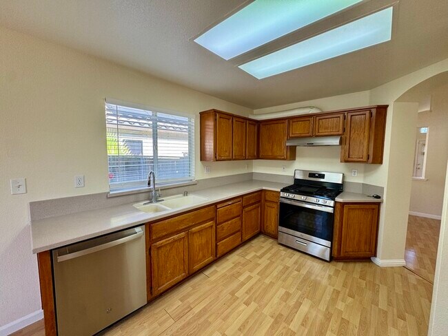 Foto del edificio - Spacious 3BD/2BA Home with 2-Car Garage in Desirable Antelope