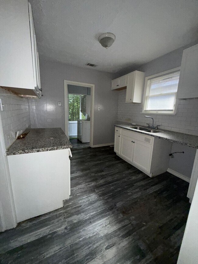 Building Photo - 3012 Live Oak St
