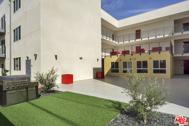 Foto del edificio - 6925 Knowlton Pl