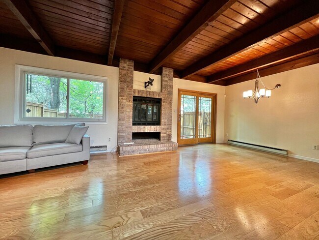 Building Photo - Bright, 2 Bed 2 Bath End-Unit Townhome in ...