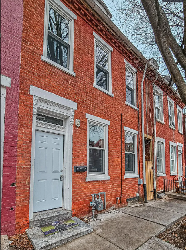 Building Photo - 4 Bedroom 1 Bathroom Rowhome in Lancaster!