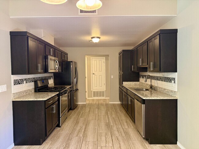 Foto del edificio - 4 Bedroom Home Close to Zaragoza and Montana!