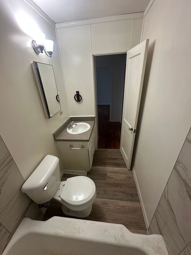 Foto del edificio - 2 BR 1 Bath in the '07!
