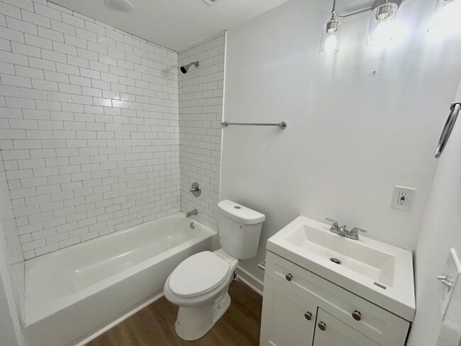 Foto del edificio - Beautifully Renovated 3 Bedroom 2 1/2 Bath...