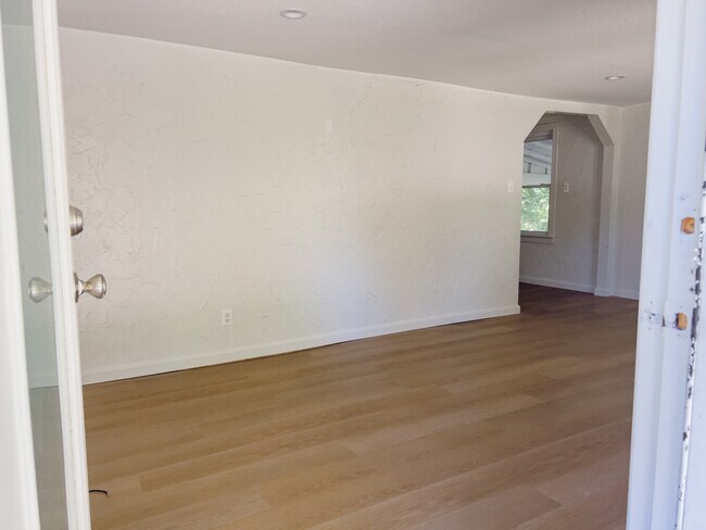 Building Photo - 605 N Phelps Ave