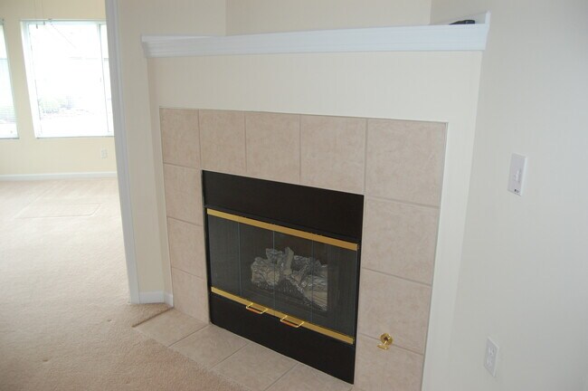 Building Photo - Main level living - 2 BR / 2 BA - Sunroom ...