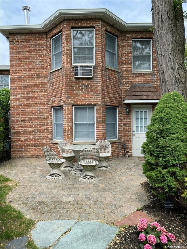 Building Photo - 24 Manhasset Ave