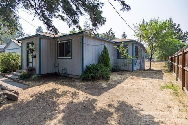 Building Photo - 455 NE Clay Ave