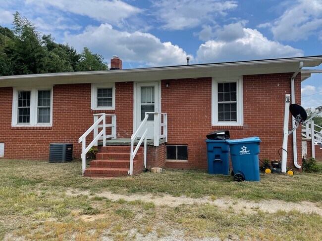 Photo - 1917 Apartment