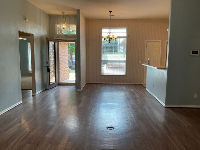 Foto del edificio - 3 Bed 2 Bath Home!  Half off on the first ...