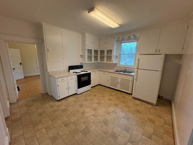 Foto del edificio - Spacious 2-3 bedroom house! Located on sid...