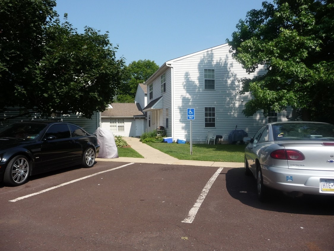 Building Photo - 217 W Broad St