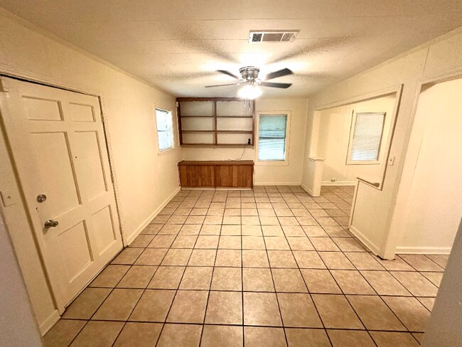 Foto del edificio - 3925 Camilla Dr