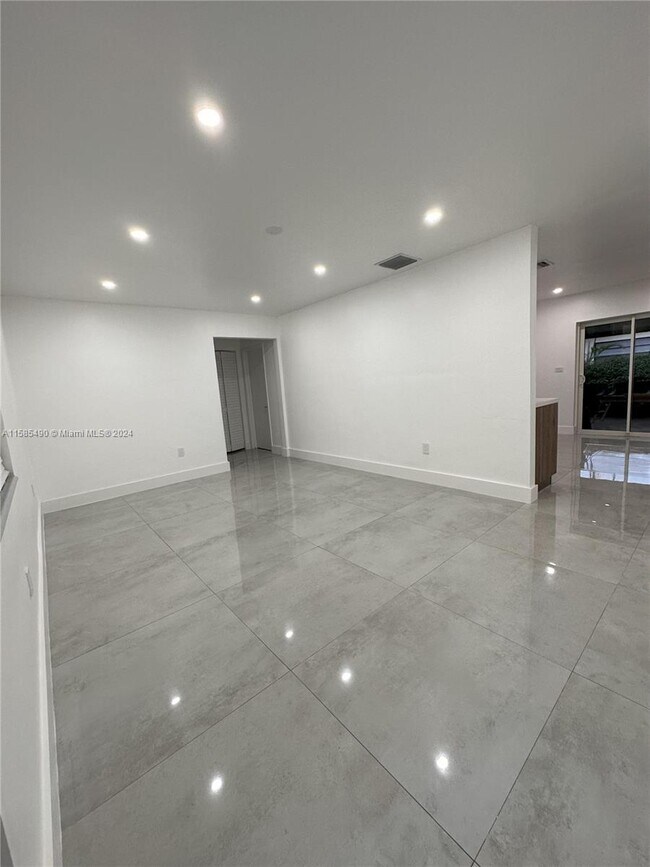 Building Photo - 2785 SW 33rd Ave