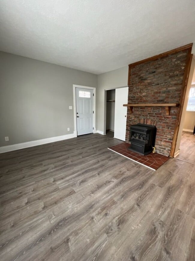 Building Photo - Charming 2 Bedroom Home with Fenced Yard Available for Pre-Lease!