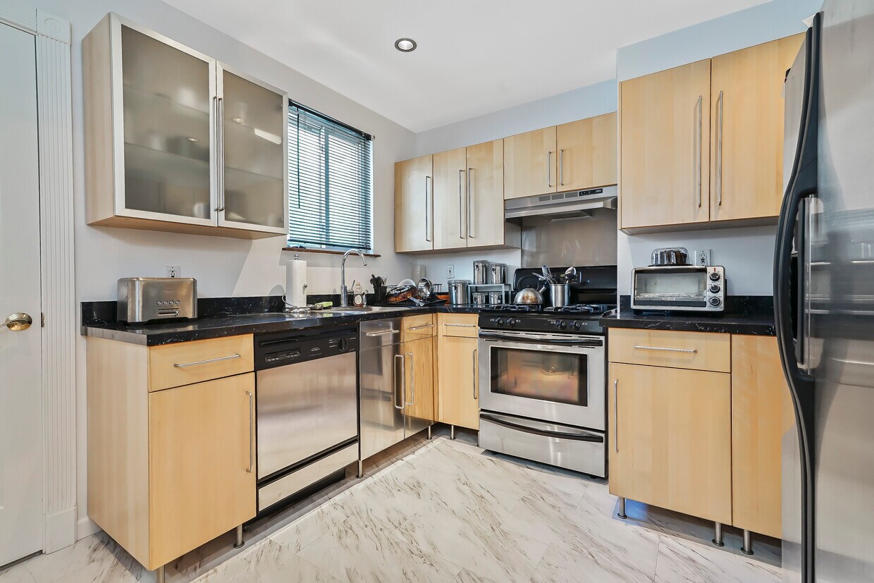 8282 88th Pl Unit 1stFloorDuplex, Glendale, NY 11385 Apartments in