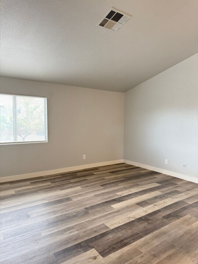 Foto del edificio - Charming 2-Bedroom, 1-Bath Condo