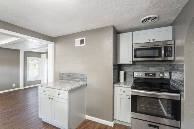 Foto del edificio - Charming 2 Bedroom Home in KCK! First Month Rent Free!