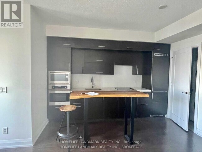 Photo du bâtiment - 5 Sheppard Ave E