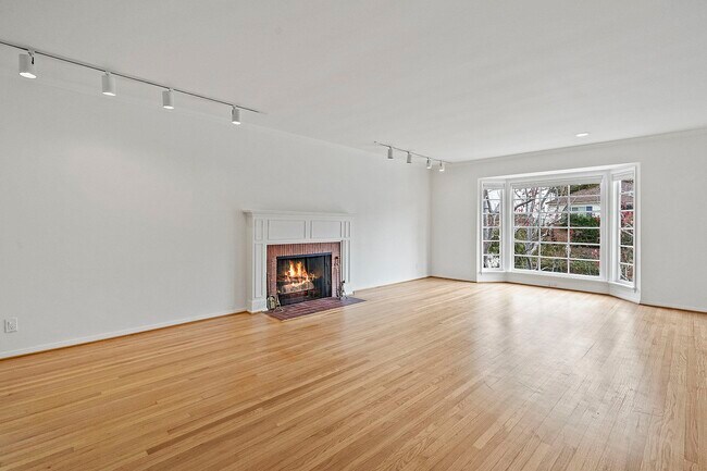 Building Photo - 249 S Bentley Ave