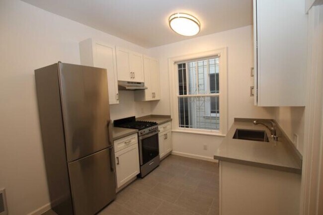 Building Photo - bedroom in San Francisco CA 94117