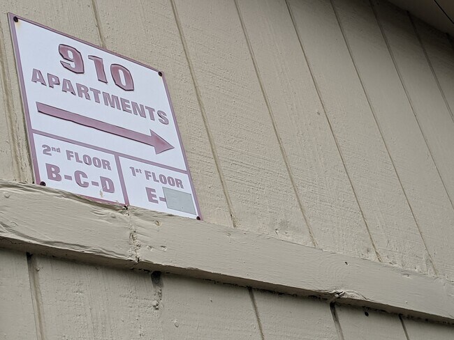 Apartment signs - 910 Oakland Rd
