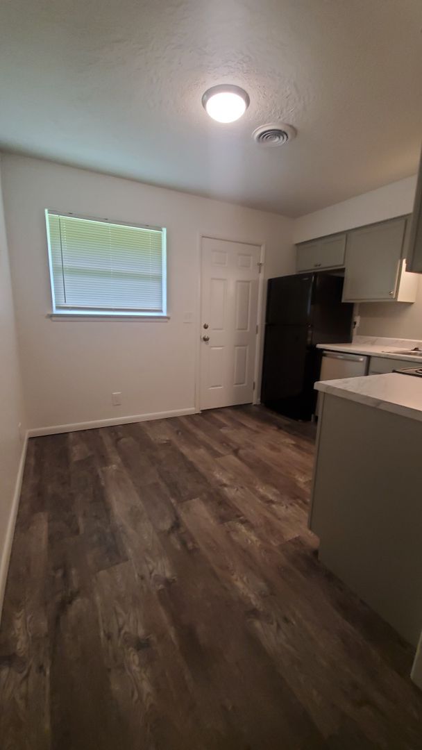 Building Photo - (2) Bedroom Duplex E Norman Available NOW!...