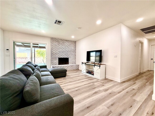 Foto del edificio - 4881 E Imperial Ave