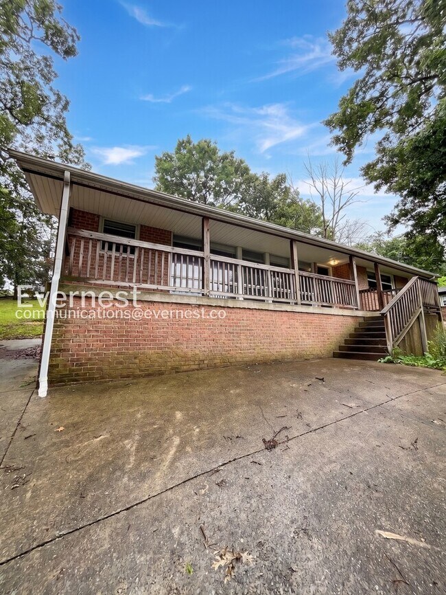 Building Photo - Limited Time Special Offer / Charming 3-Bedroom Home with Scenic Views and Modern Amenities / Pet...