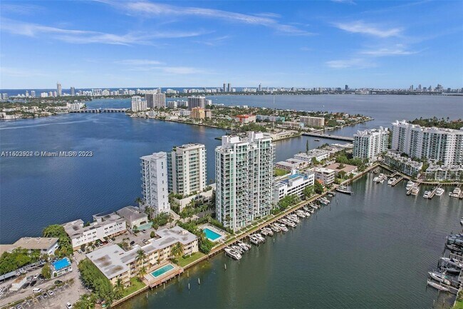 Foto del edificio - 7945 East Dr