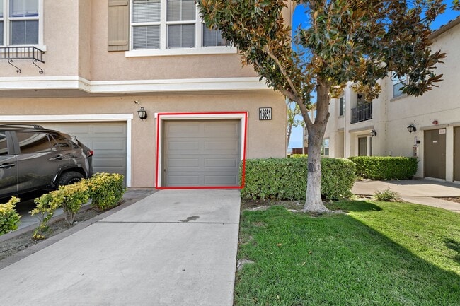 Building Photo - 2 bedroom Condo with an attached garage an...