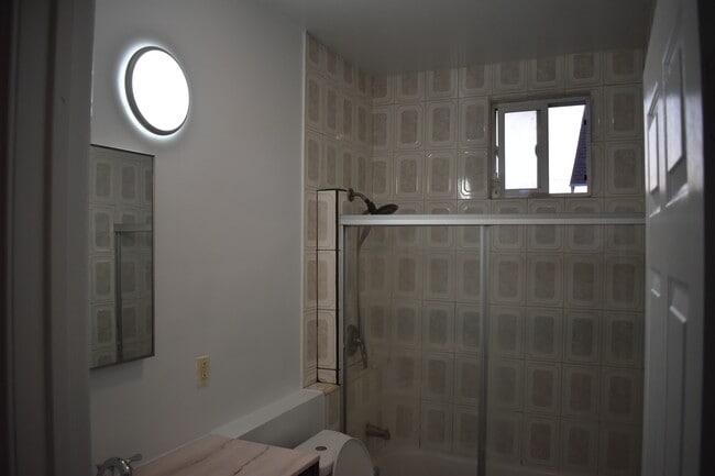 Building Photo - 1220 W 45th St