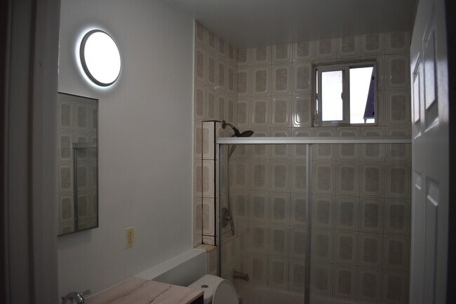 Foto del edificio - 1220 W 45th St