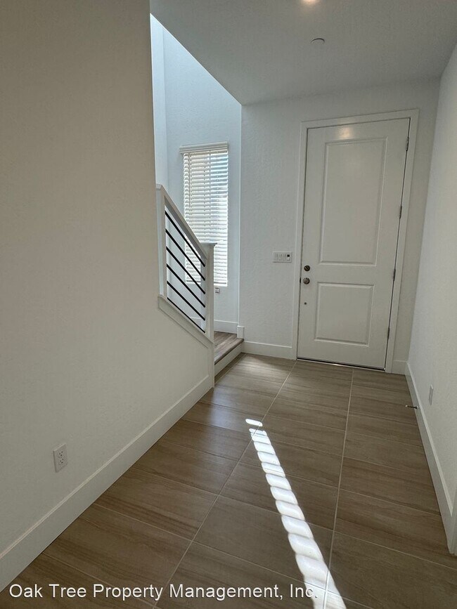 Building Photo - 3 br, 2 bath House - 572 W. Balsam Lane