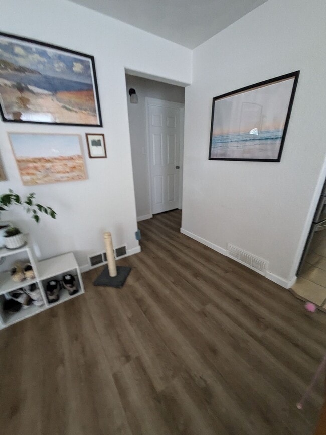 Nuevos pisos en salón y dormitorios. - 1625 S Beach Ct