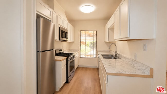 Building Photo - 633 Hayworth Ave