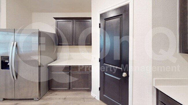 Building Photo - 756 Primrose Ln
