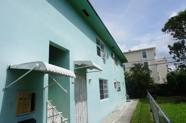 Building Photo - 2137 SW 7th St