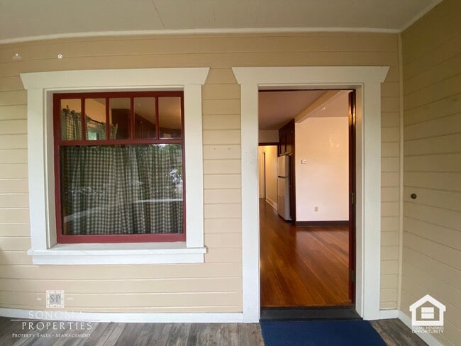 Building Photo - 1 Bedroom, 1 Bathroom Charming Craftsman i...