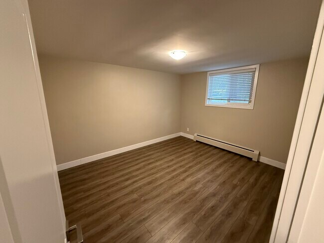 Building Photo - 72 Barbara Cres