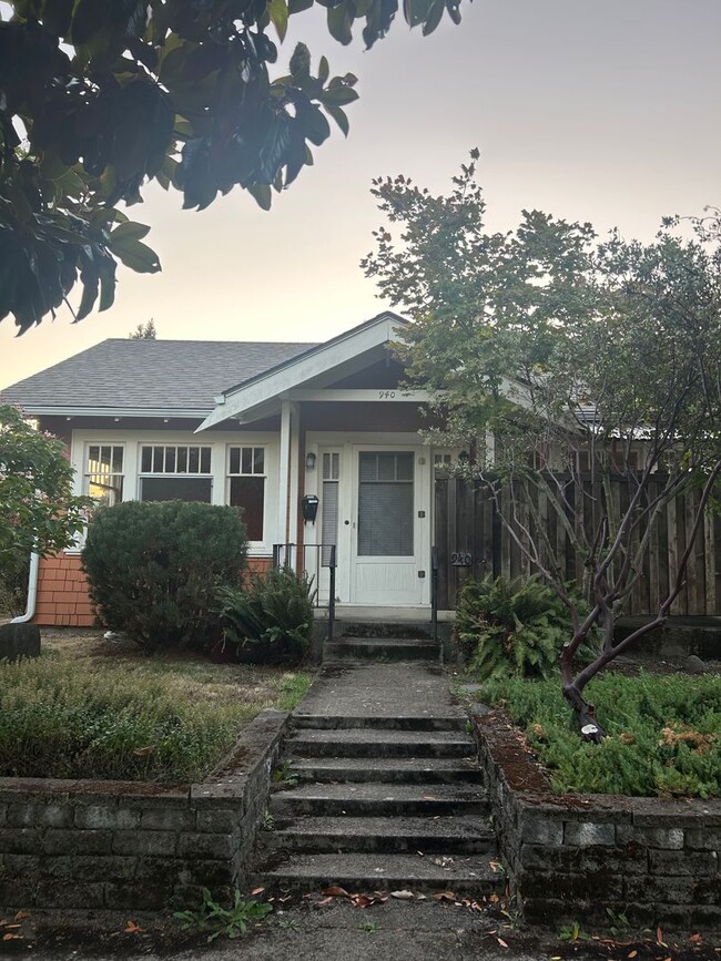 Building Photo - 940 SW 10th St