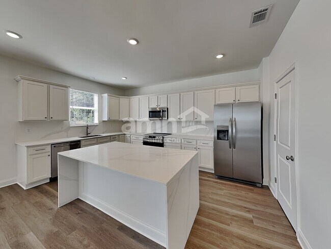 Building Photo - 44 Pointe Dr