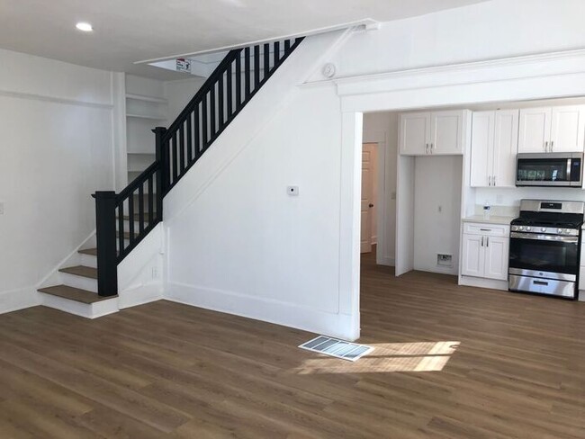Building Photo - Two Story Home - 7 Bedrooms and 4 Bathroom...