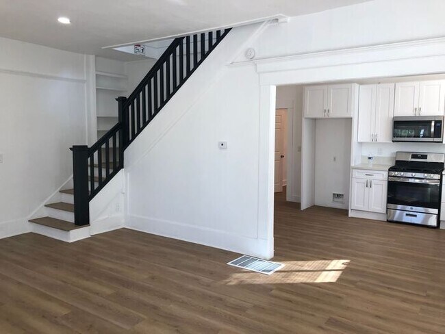 Foto del edificio - Two Story Home - 7 Bedrooms and 4 Bathroom...