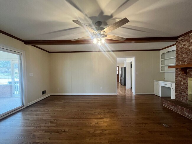 Building Photo - Beautiful Home!