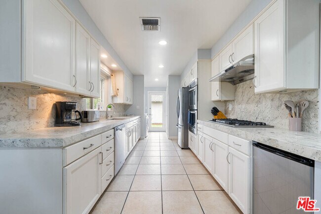 Building Photo - 12423 Martha St